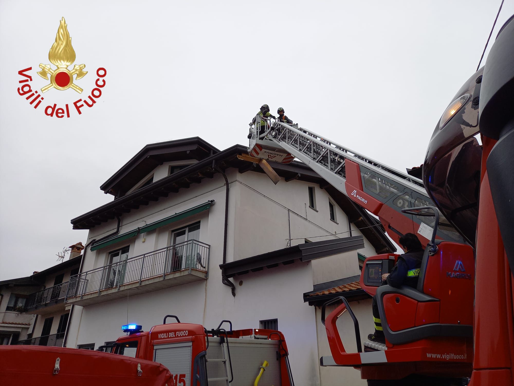tetto pericolante vigili del fuoco
