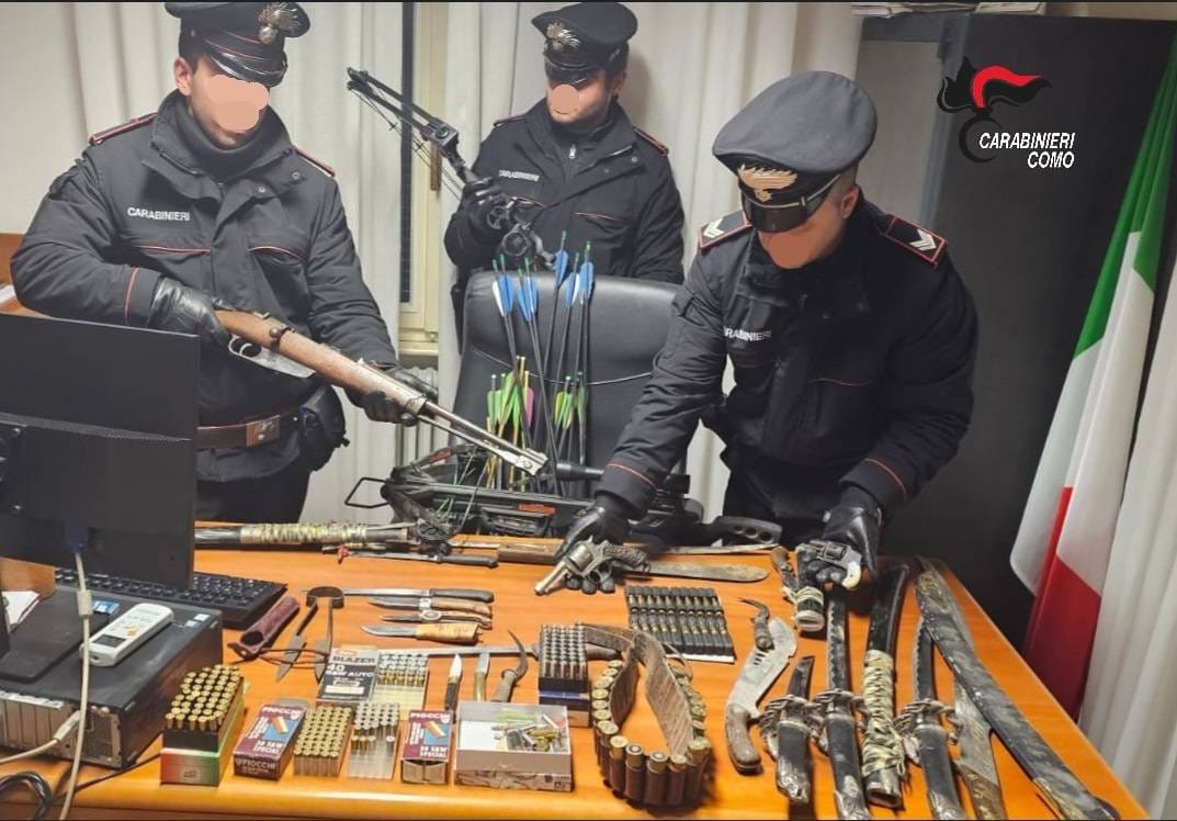 Fucile, pistole, pallottole, spade: un arsenale in casa. Arrestato un uomo di Nesso