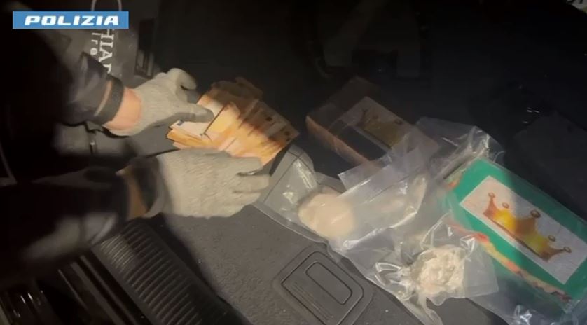 Bregnano: tra auto e casa nascondeva droga, contanti e una pistola. 30enne arrestato