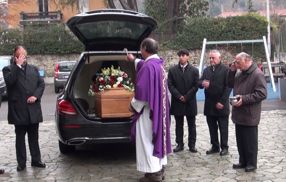 A Rebbio i funerali di Nirvana, l’ultimo abbraccio alla donna morta sola in casa