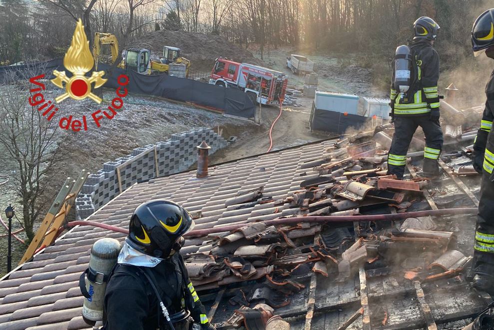 Grandate, in fiamme il tetto di un’abitazione. Vigili del fuoco da Como e Cantù