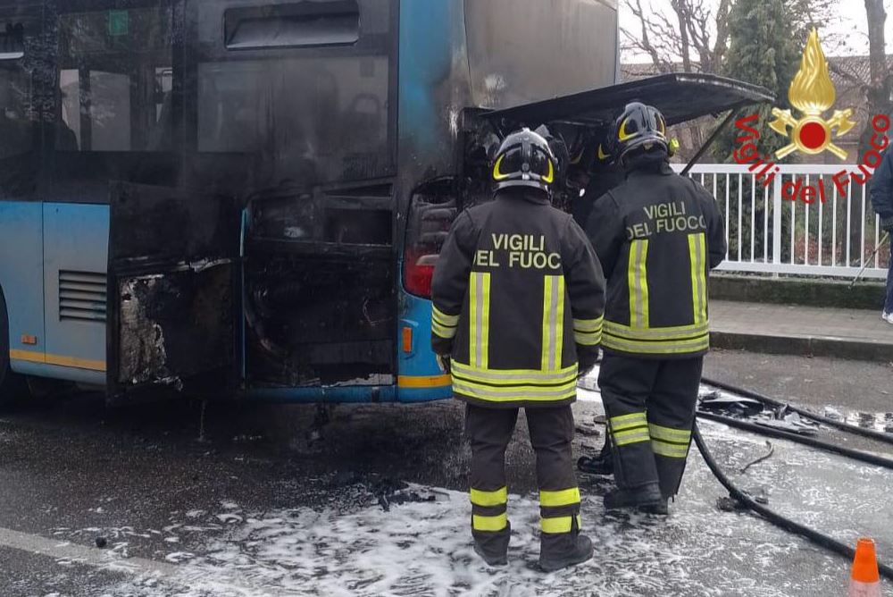Binago, incendio al vano motore di un autobus. Intervento dei vigili del fuoco