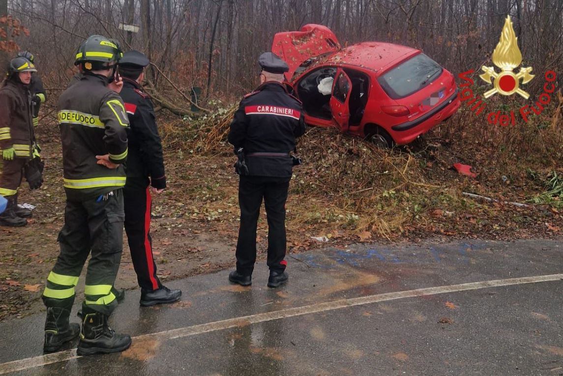 Carbonate, auto fuori strada. Ferita una 21enne