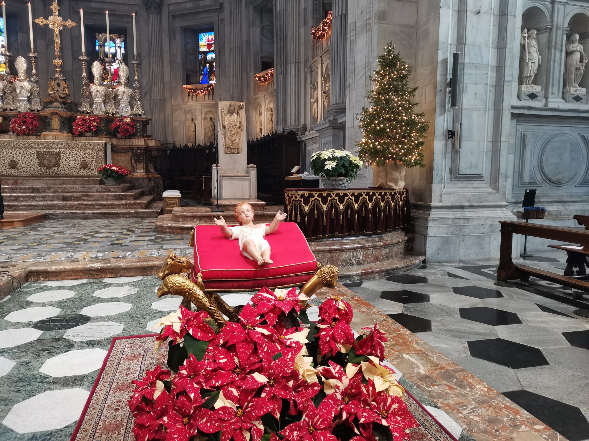 Il pontificale di Natale in Duomo, il cardinale Cantoni: “Abbiamo il compito di rivalutare la nostra umanità e quella degli altri”