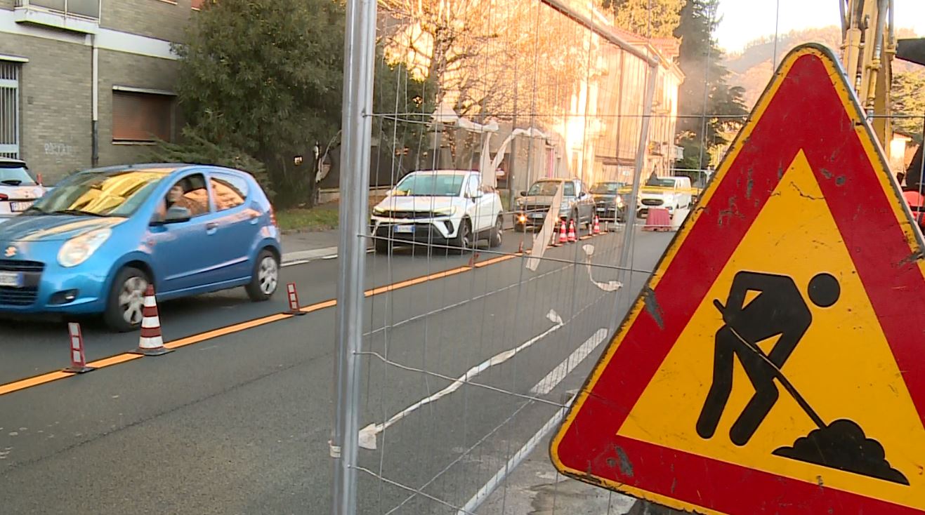 Cantiere in via Varesina e traffico paralizzato, code fino in piazza San Rocco