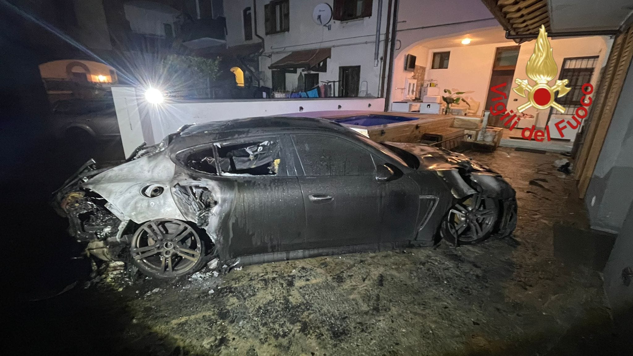 Cadorago, auto in fiamme in un cortile: intervengono vigili del fuoco, sanitari e carabinieri