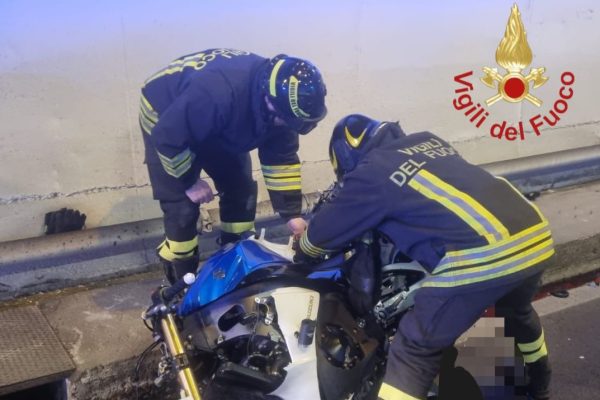 Incidente in galleria a Brienno, muore motociclista 52enne