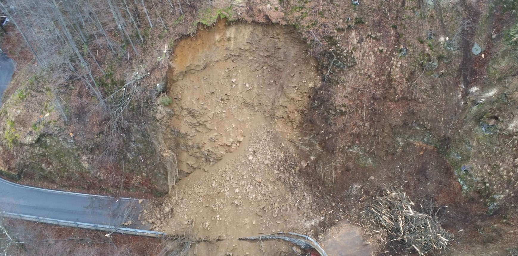 Frana tra San Nazzaro e Cavargna, ancora incerti i tempi per la riapertura della strada