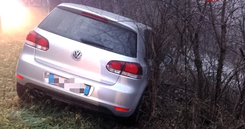 Auto finisce fuori strada a Valmorea, 53enne  ricoverato in condizioni molto gravi