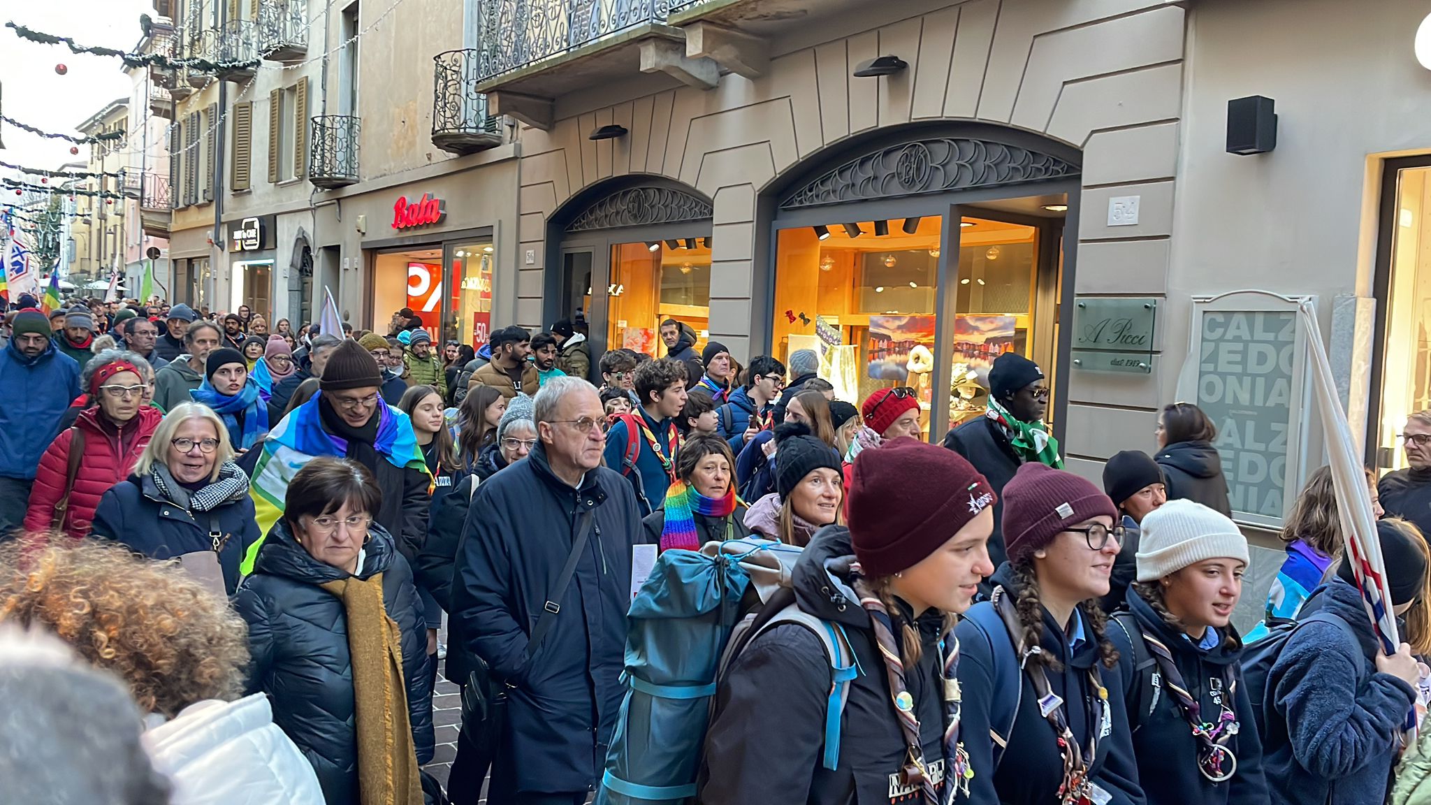 Grande partecipazione alla Marcia della pace, il lungo corteo nelle vie del centro fino a piazza Verdi