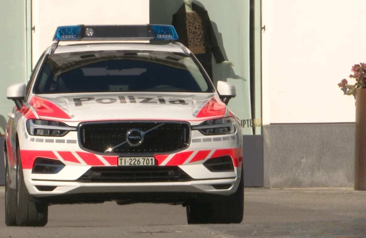 Svizzera, ciclista fa il dito medio alla polizia: multa e rischio carcere