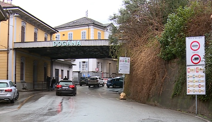 Chiusa per ore la dogana di Maslianico: guasto a un cancello, lunghe code e traffico in tilt