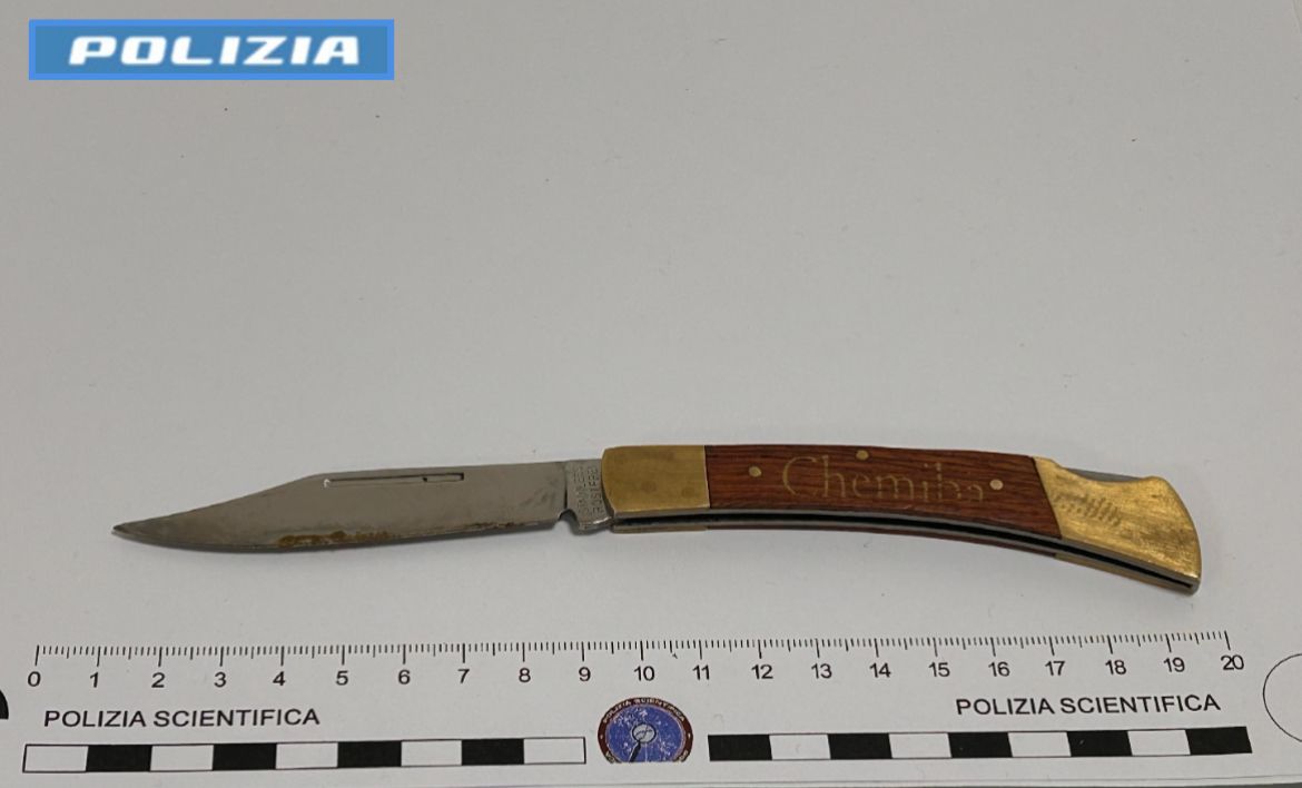 Accoltellato in piazza Volta: 23enne grave in ospedale, 20enne arrestato per tentato omicidio