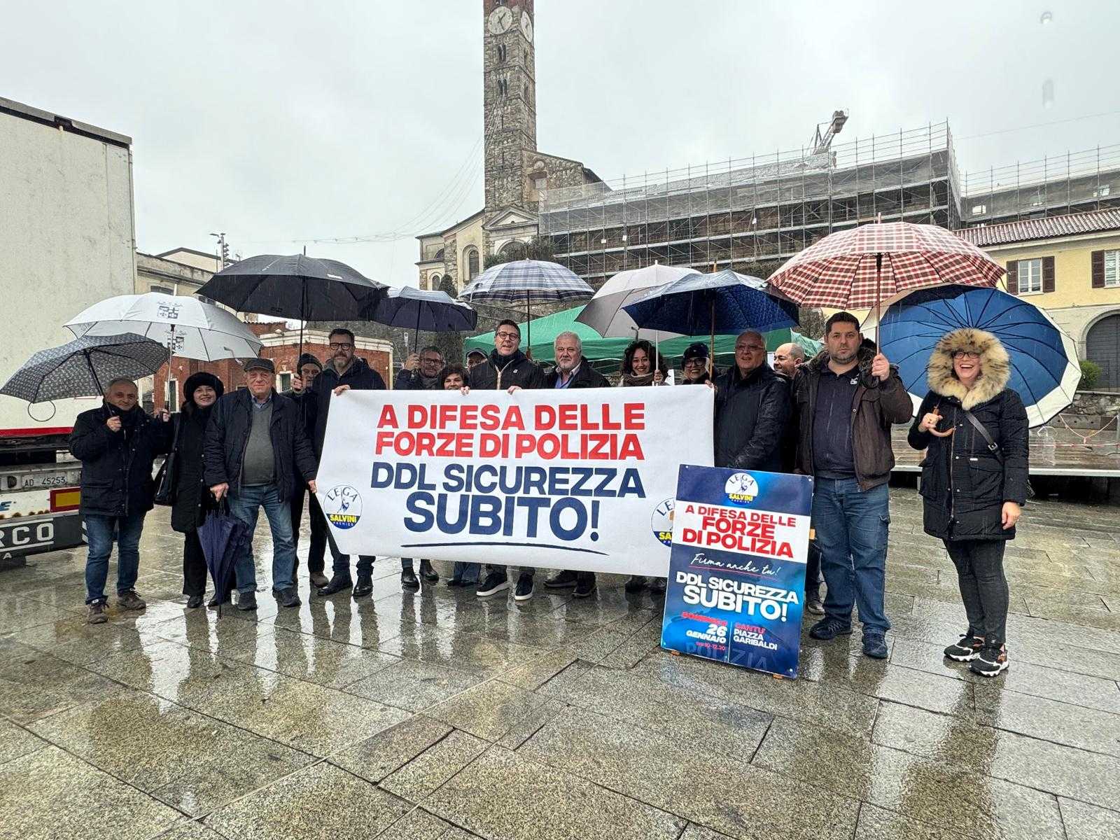 Cantù, gazebo della Lega in piazza Garibaldi a sostegno delle forze di polizia