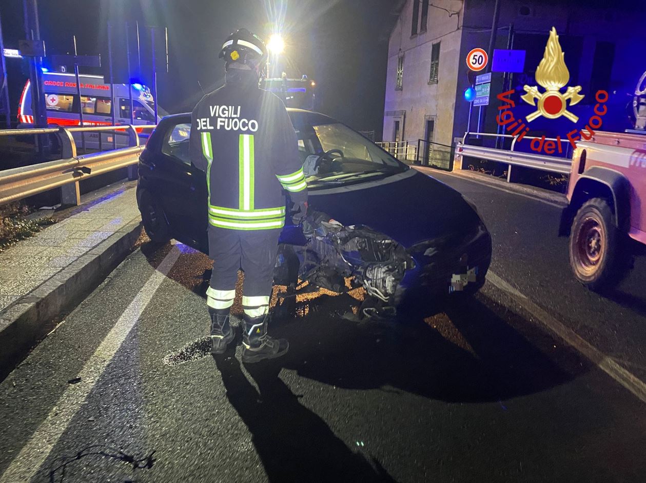 Tremezzina, auto contro un muretto sulla Statale Regina