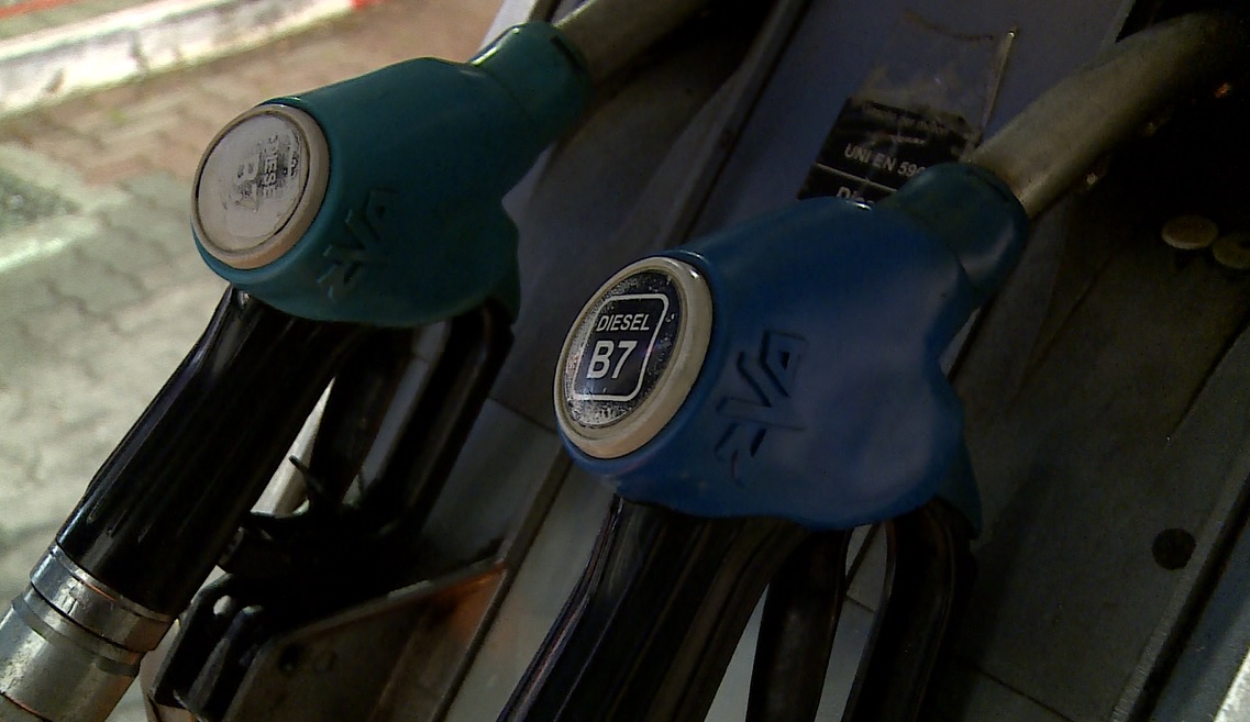 Caro benzina, la Lega dei Ticinesi: “Sgravi fiscali per gli svizzeri”