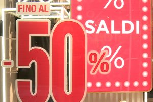 Sconti tutto l’anno, centri commerciali e acquisti online: la prima settimana di saldi non soddisfa i negozianti comaschi