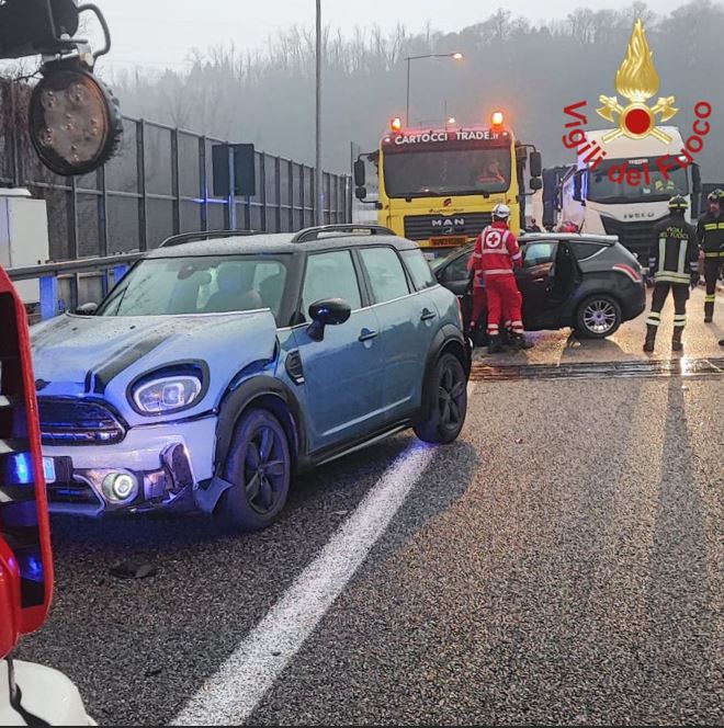 Como, incidente in tangenziale. Tre auto coinvolte e un ferito