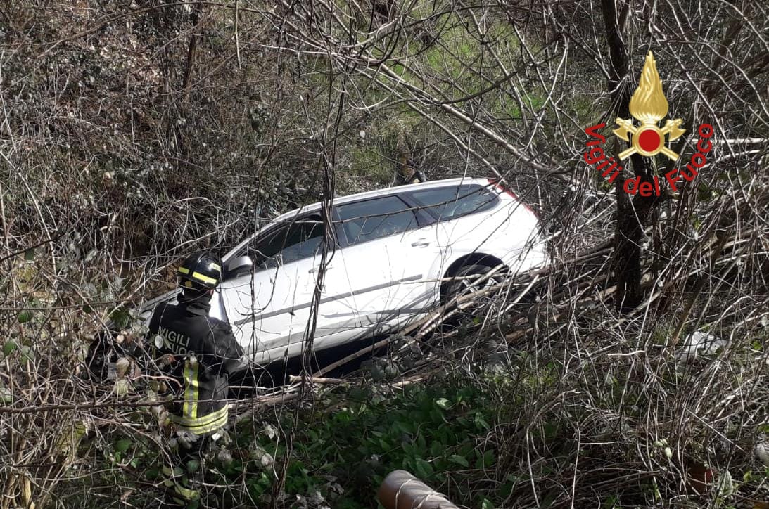 Incidente a Mariano, auto finisce nel letto di un torrente in secca