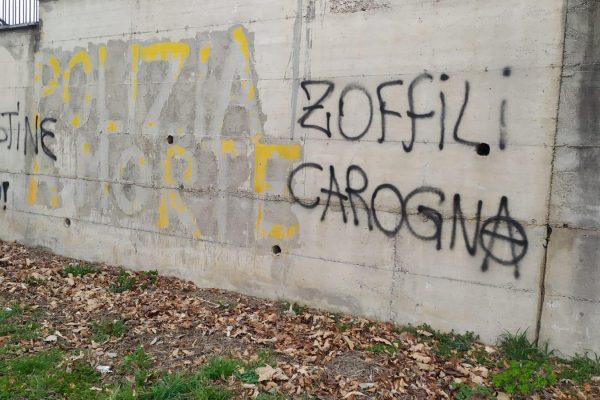 Nuove scritte contro il deputato Zoffili e le forze dell’ordine. Molteni: “Nessuna impunità”