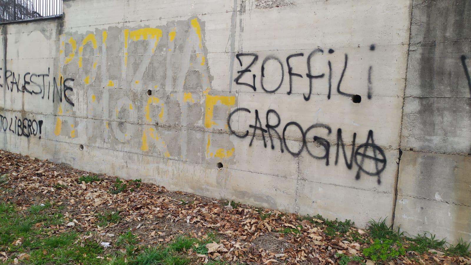 Nuove scritte contro il deputato Zoffili e le forze dell’ordine. Molteni: “Nessuna impunità”