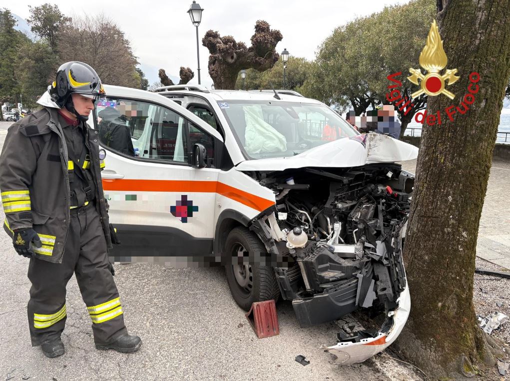 Auto contro un albero a Bellagio: 67enne morta durante il trasporto in ospedale