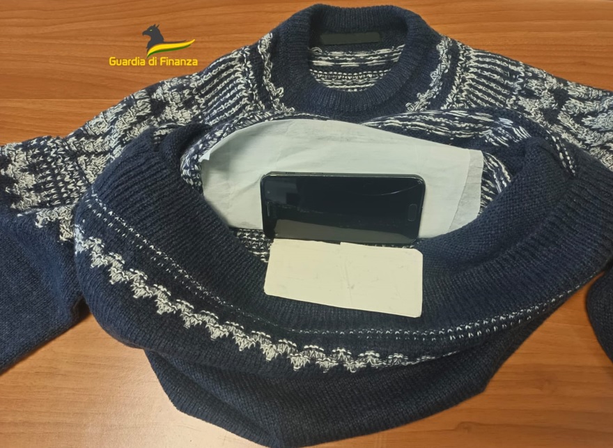 Smartphone sotto il maglione all’esame della patente, denunciato 38enne pakistano