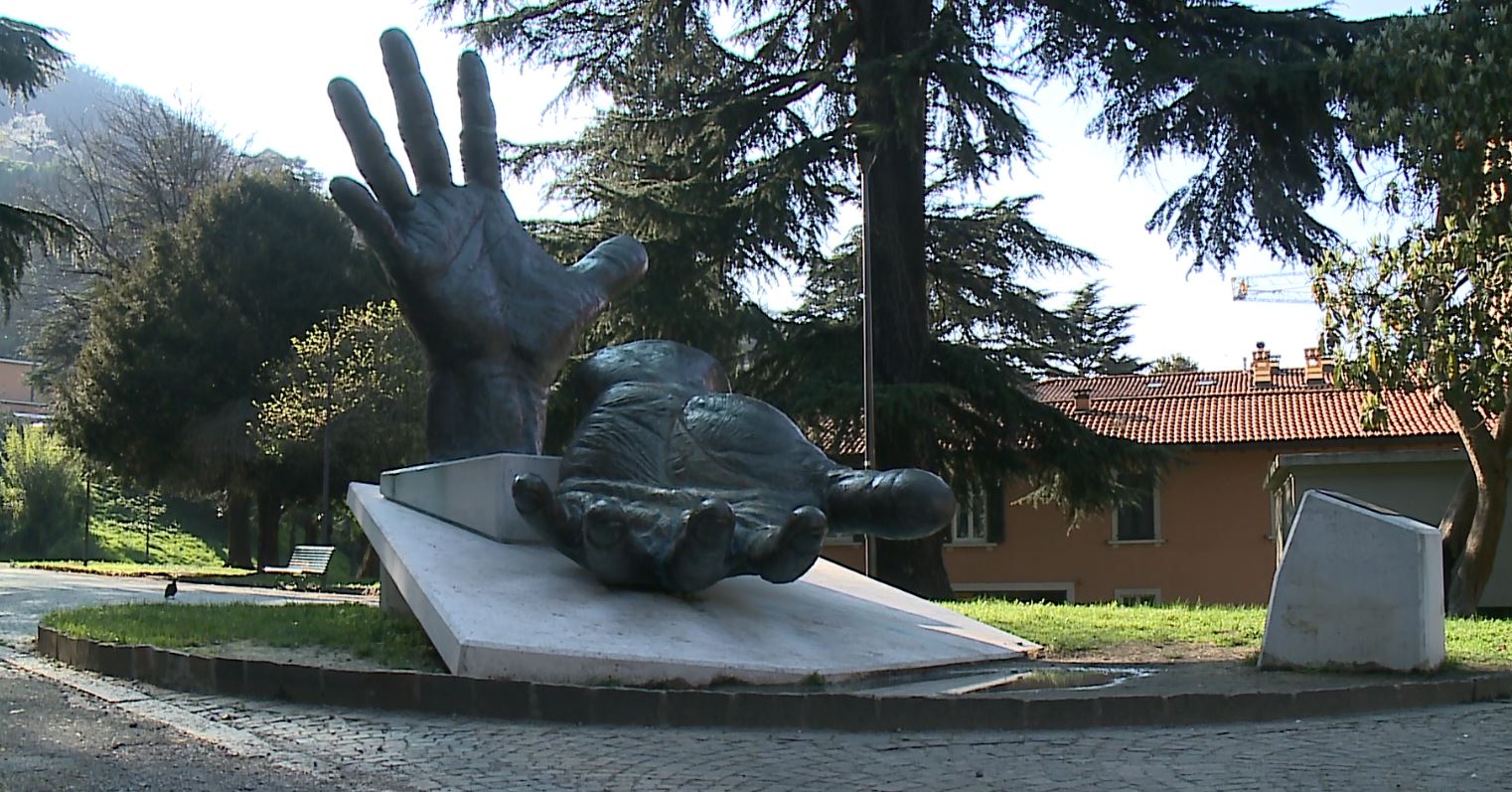 E’ morto lo scultore Massimo Clerici, autore del monumento “Le mani”