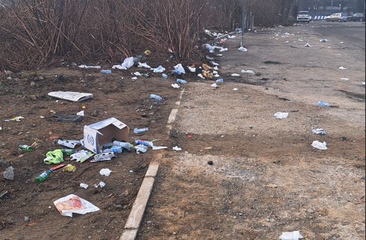 Como-Napoli, il parcheggio di Grandate disseminato di rifiuti