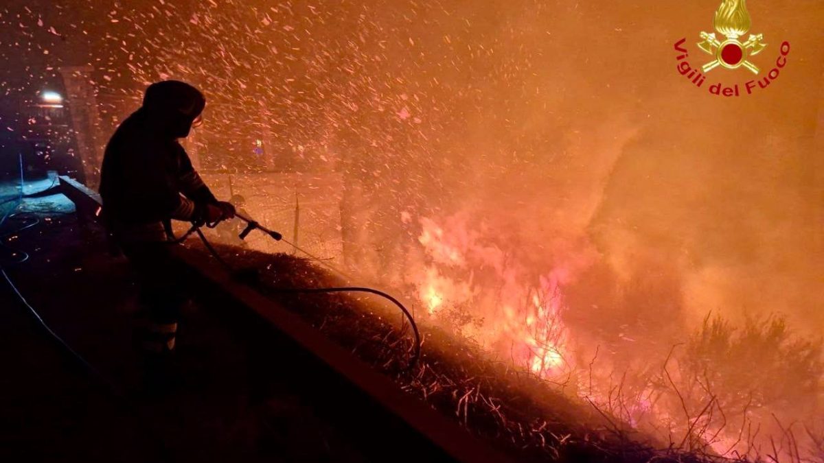 Incendio a Montemezzo, proseguite fino a tarda notte le operazioni dei vigili del fuoco