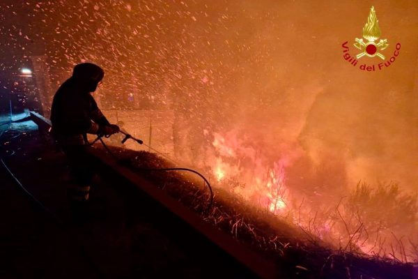 Incendio a Montemezzo, proseguite fino a tarda notte le operazioni dei vigili del fuoco