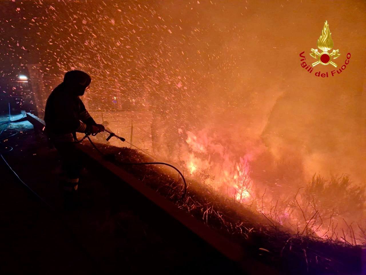 Incendio a Montemezzo, proseguite fino a tarda notte le operazioni dei vigili del fuoco