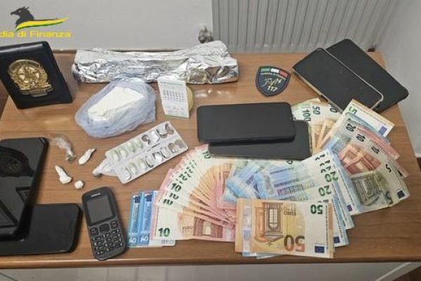 Spaccio in Altolago, blitz dei finanzieri con il cane Aran. Tre arresti