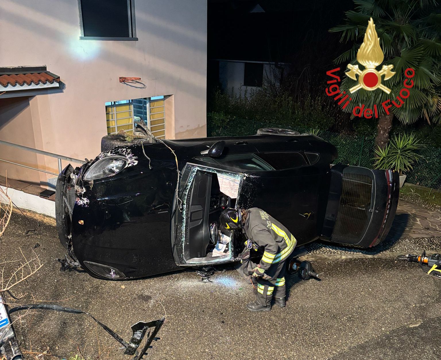 Fuori strada con la Porsche finisce in una casa