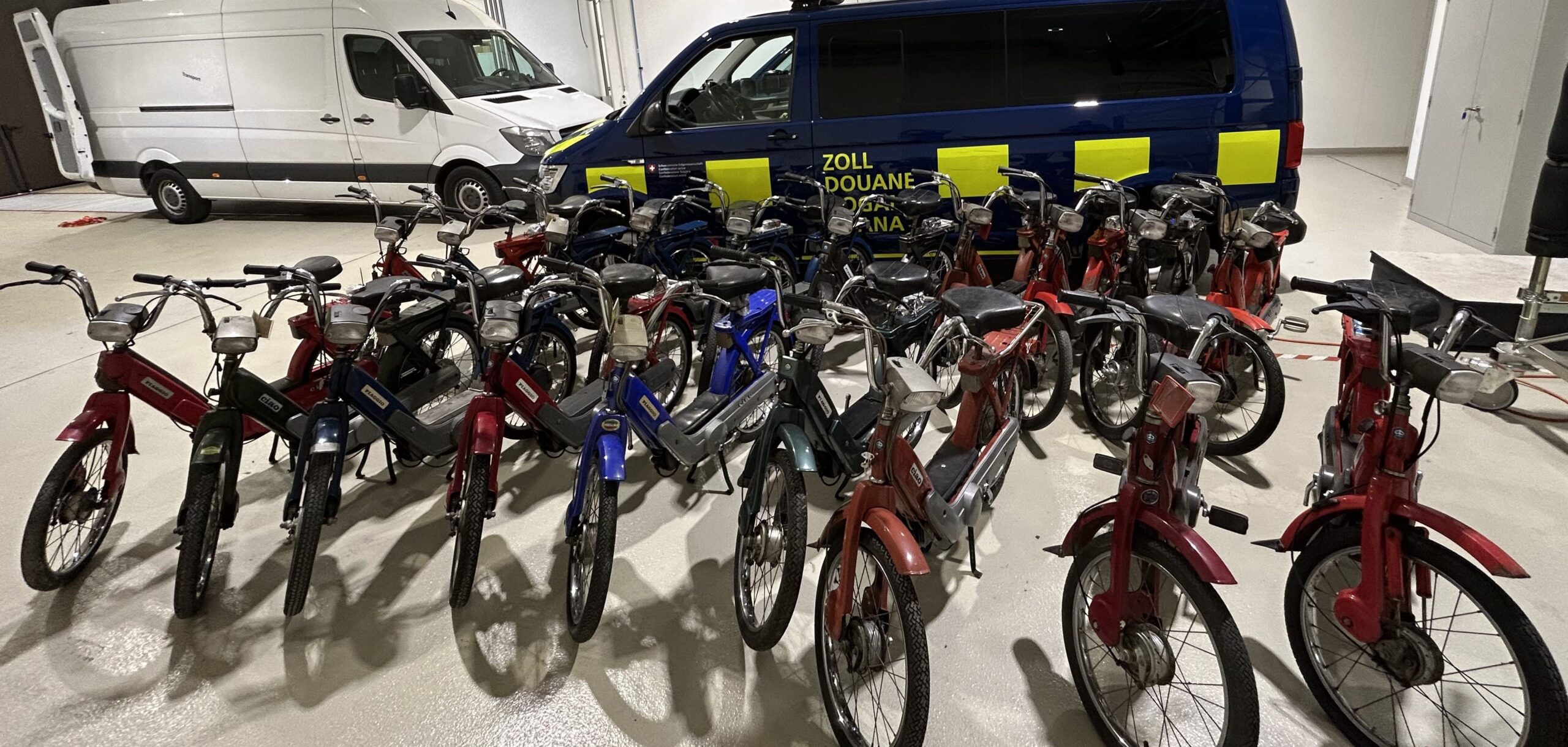 Motorini non sdoganati, furgone fermato in autostrada