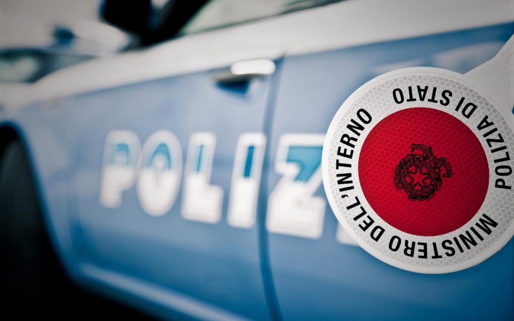 Como, sorpreso con la droga in un parcheggio condominiale: 22enne denunciato