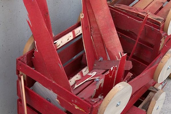 Trenino dei bimbi distrutto a Capiago, nessun pentimento. Il sindaco dai carabinieri