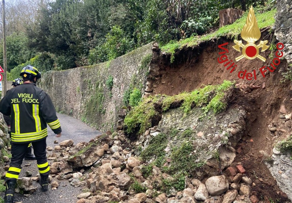 Lomazzo, crolla la cinta di Villa Somaini: chiusa la strada