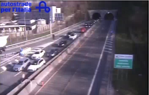 Caldo e sole, prima domenica di code sulla statale Regina e sull’A9