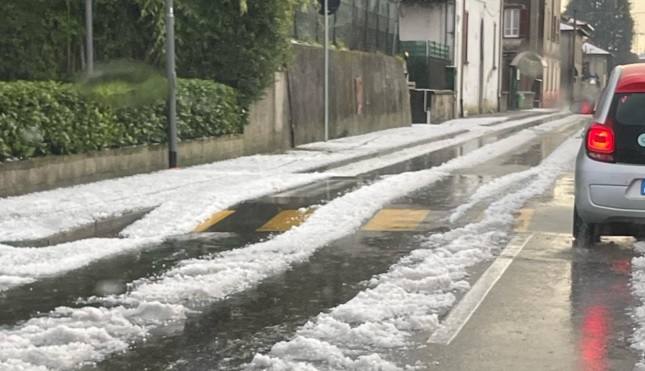 Maltempo nel Comasco, la grandine imbianca le strade di Binago