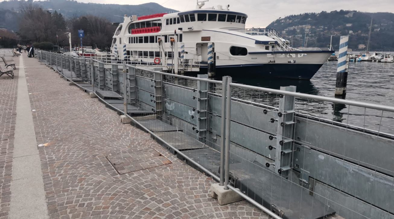 Cantiere delle paratie sul Lungolago di Como: alzate le barriere anti-esondazione