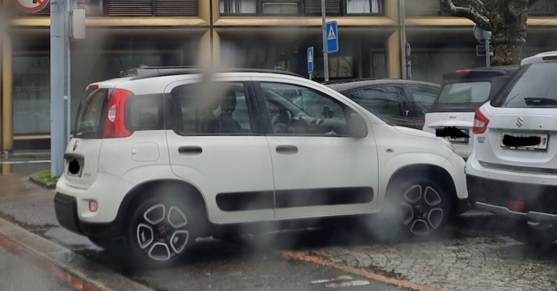 Sosta selvaggia e manovre azzardate, un’altra “fotodenuncia” da oltreconfine