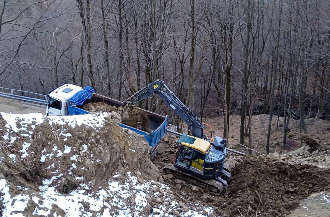 Frana in Val Cavargna, in corso la rimozione dei detriti