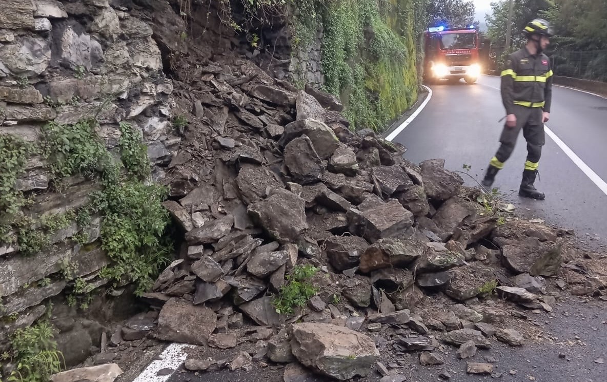 Crolla un muro sulla Lariana a Blevio, intervento dei vigili del fuoco. Senso unico alternato per i veicoli
