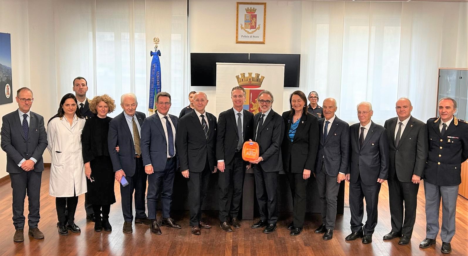 Donato un defibrillatore alla questura di Como: questa mattina la firma dell’atto nella sala Pagliarani