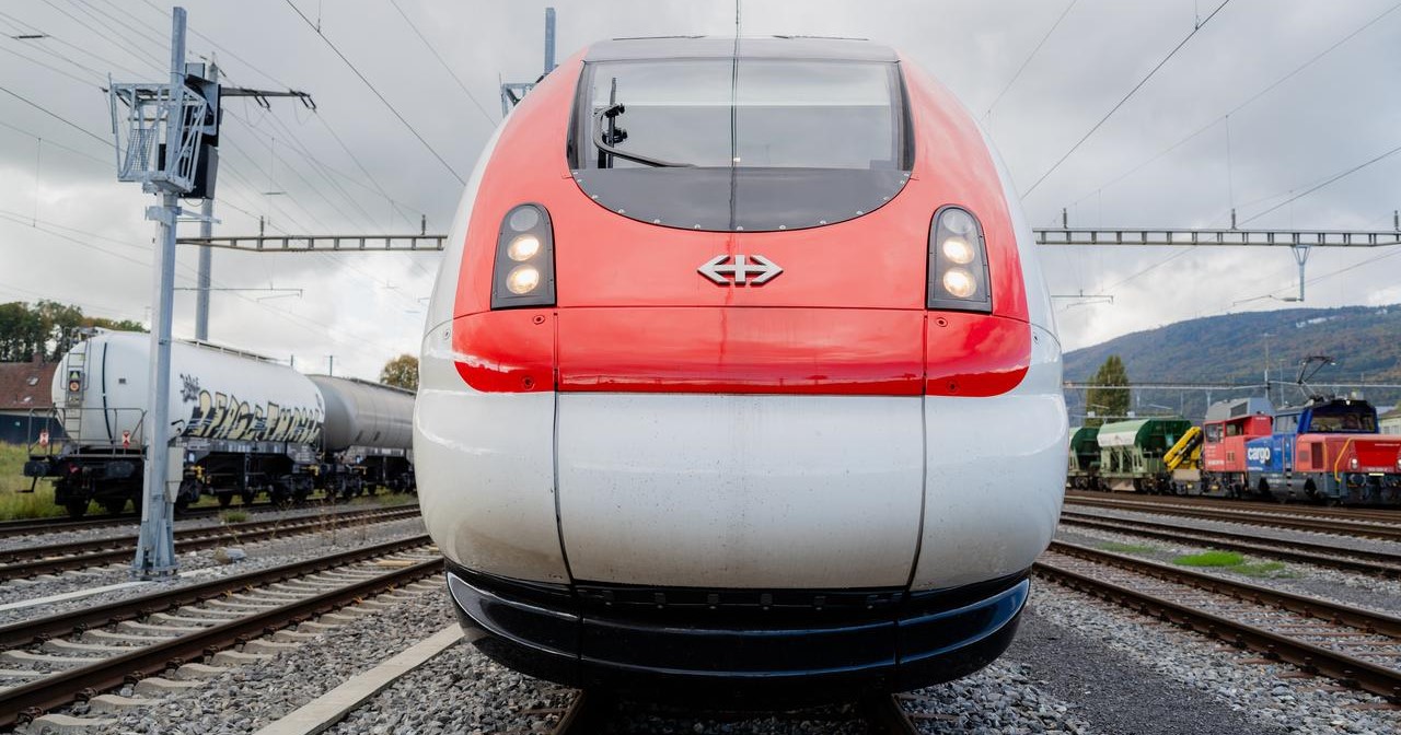 Incendio sulla vecchia linea del Gottardo, traffico ferroviario interrotto