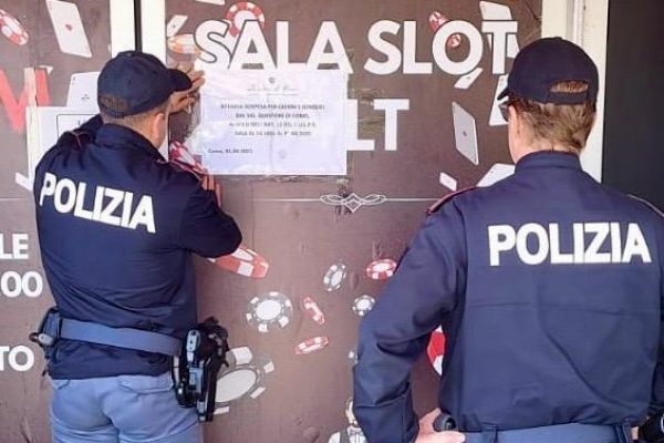 Dormiva sul retro e lasciava la gestione della sala giochi all’addetta alle pulizie: licenza sospesa a un 32enne cinese