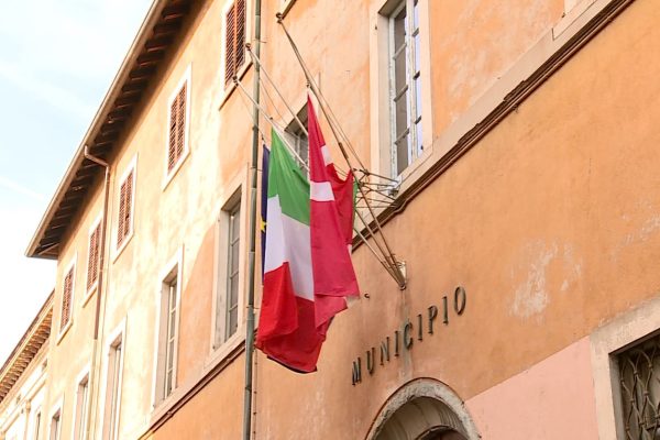 bandiere comune a mezz'asta