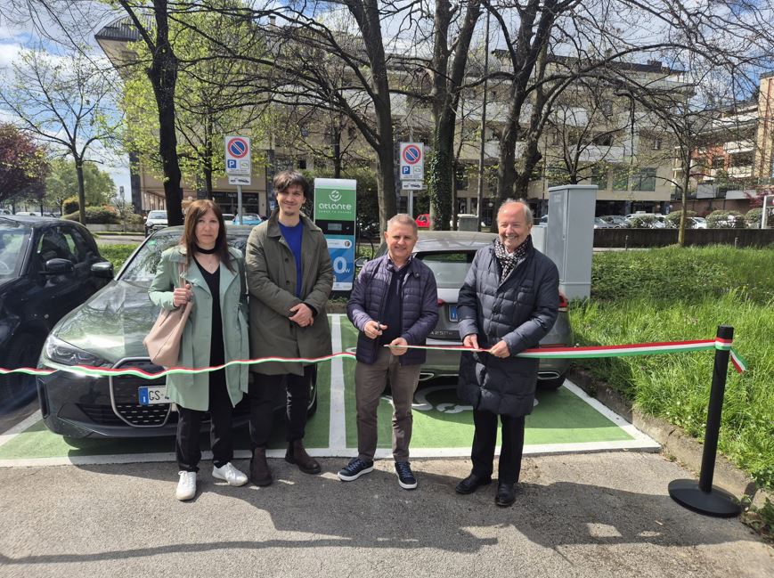 Mariano Comense, inaugurata una nuova colonnina di ricarica per veicoli elettrici