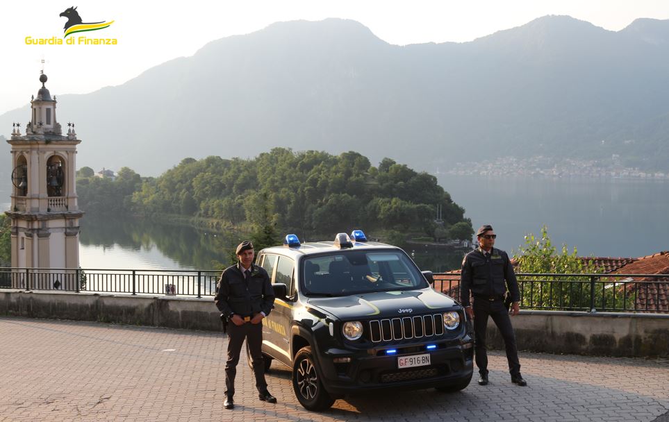 Lavoratori in nero in un cantiere edile a Colonno. Multe e attività sospesa